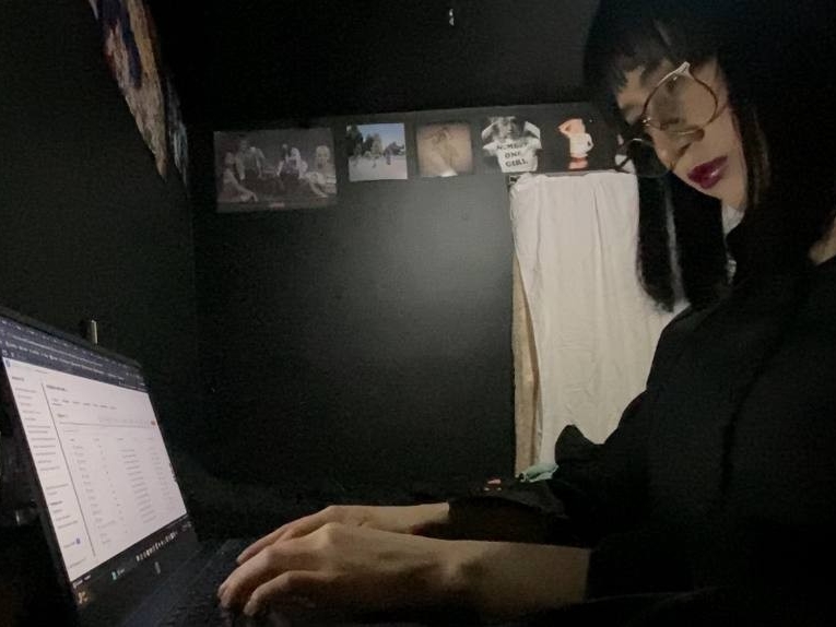 NKU School of Computing and Analytics student does research on their computer.