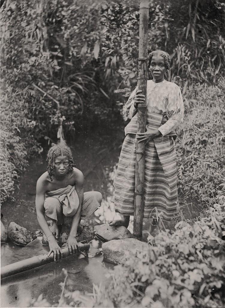 Femmes Betsimisarakas puisant de l'eau, 1890-1910